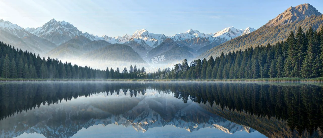 雪山镜湖晨雾森林